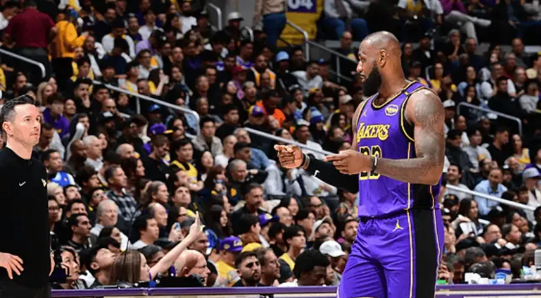 爱游戏体育-詹姆斯在独行侠比赛中爆冷，晋级下一阶段引发热议！比赛高潮迭起的简单介绍